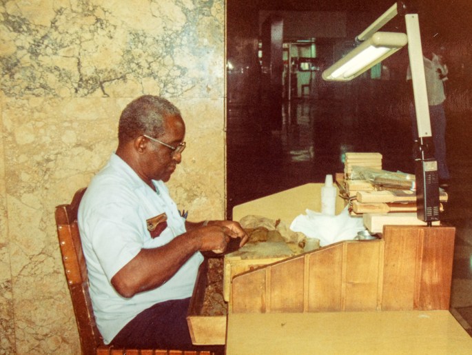 Confecção de charutos na Habana Libre
