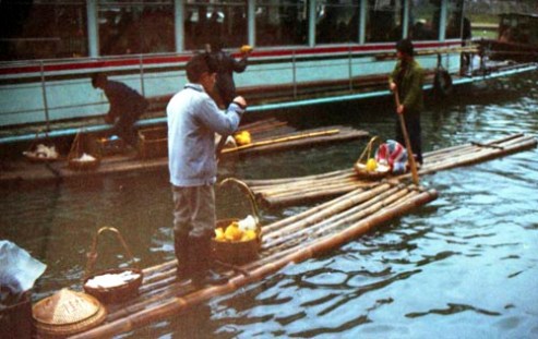 bauble sellers - Li River