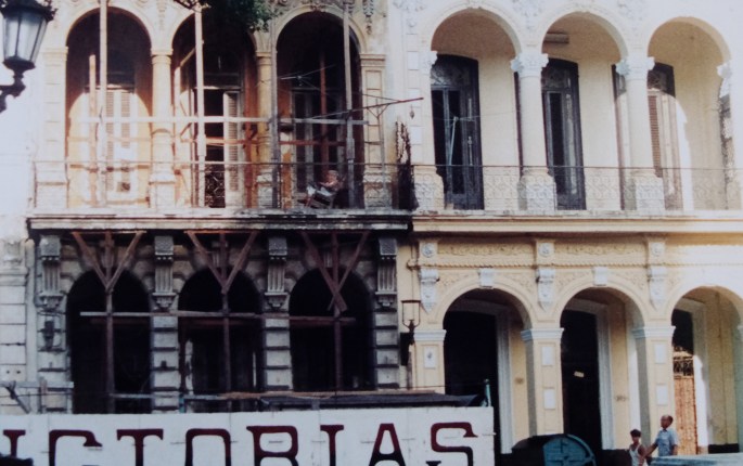 Em algumas ruas da cidade sucediam-se prédios com andaimes a segurar o piso superior