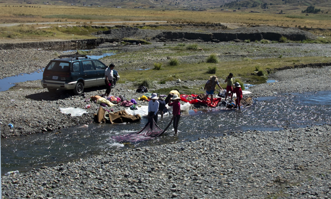 lavar roupa na ribeira