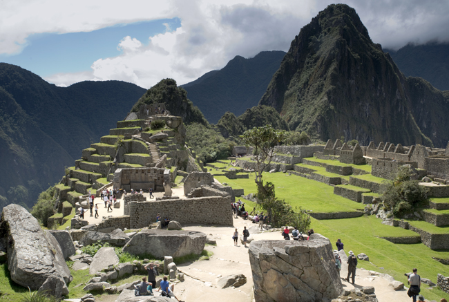 turistas povoam o espaço