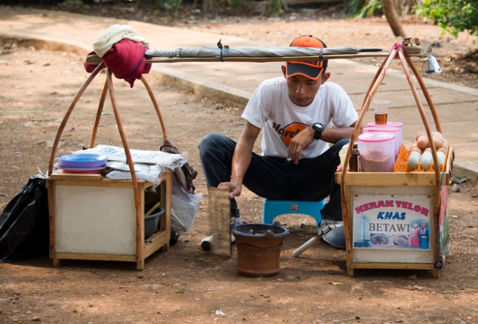 Vendedor na praça Merdeka