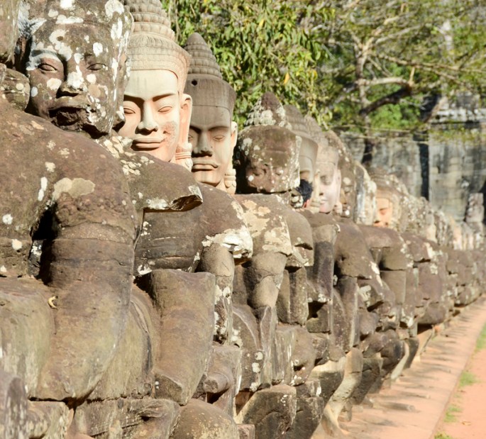 uma das filas de 54 estátuas