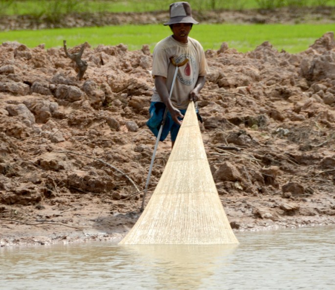 pescador num canal do lago