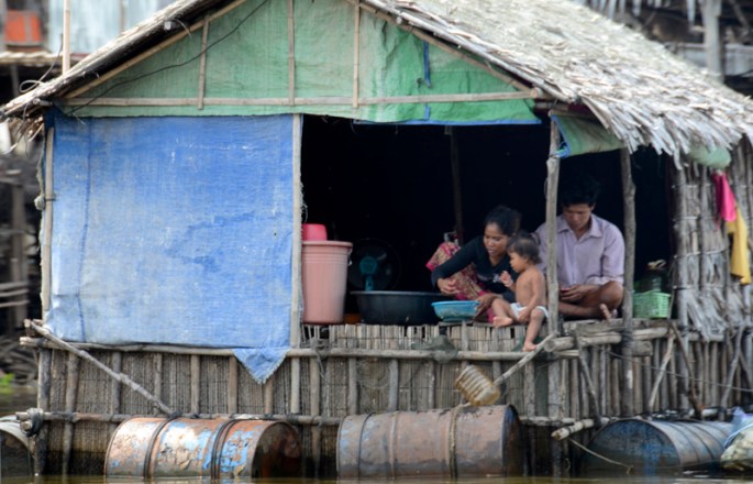casa no meio do canal em Kompong Phluk
