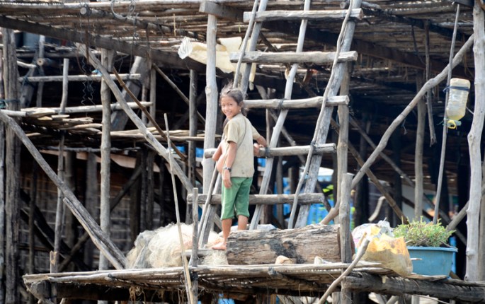 criança ajuda a preparar