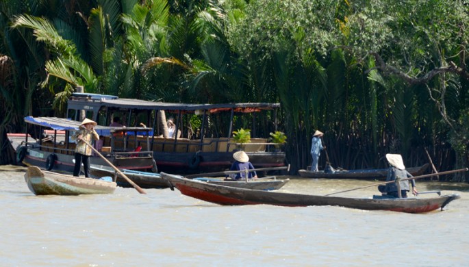 grupo de mulheres nos barcos