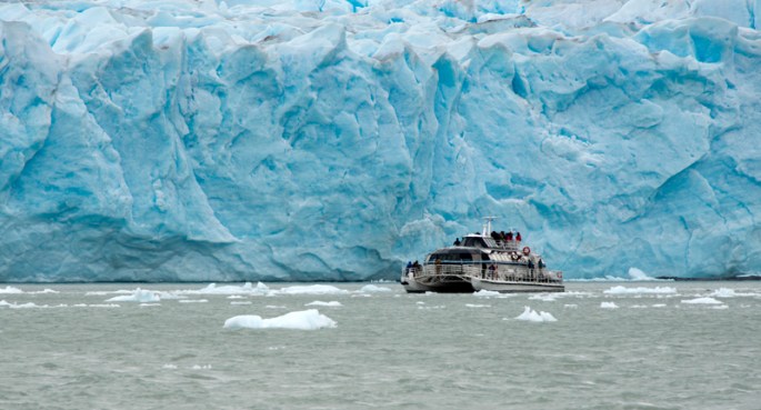 barco junto ao Perito Moreno