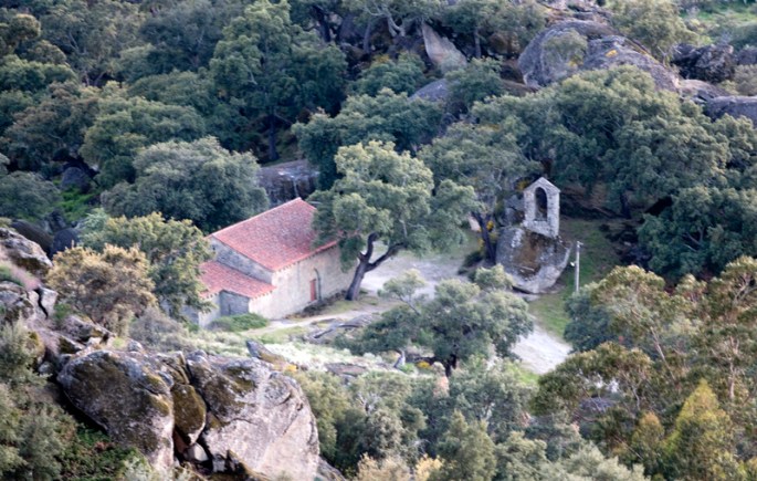 Capela e campanário vistos de Monsanto