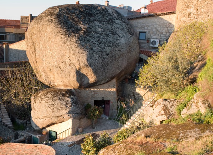 Casa no meio dos penedos