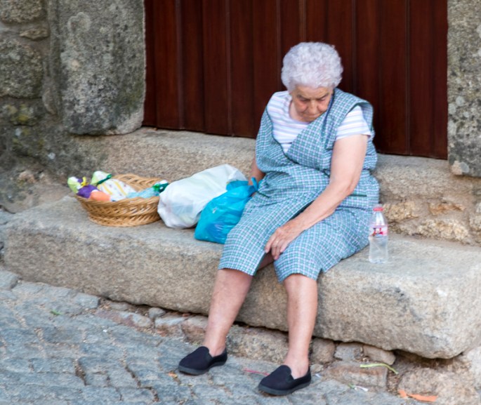mulher vende marafonas na subida para o castelo