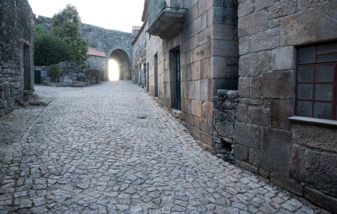 rua em direção à Porta Nova