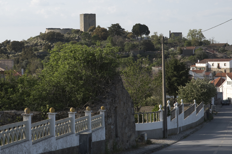 O castelo visto à entrada de Vilar Maior
