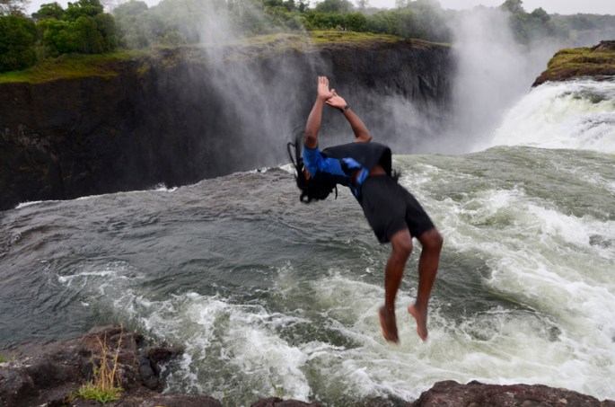 guia mergulha para Zambeze ao lado das cataratas