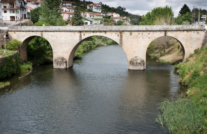 Ponte de Coja sob o rio Alva