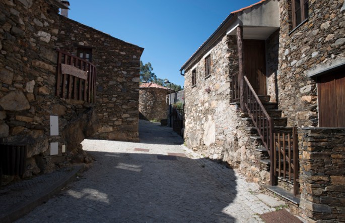 Casas de xisto no centro da aldeia