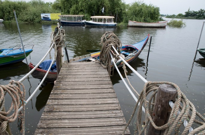 Cais e barcos de pesca