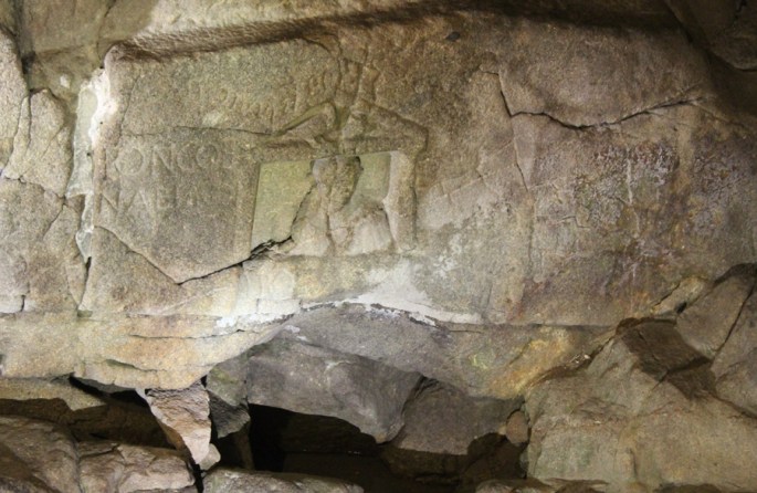 Edícula com baixo relevo