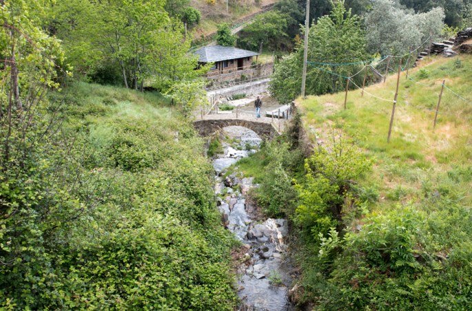 Passagem pela ribeira