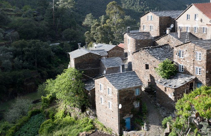 Casas de xisto junto à Ribeira