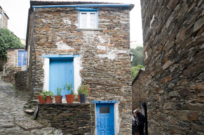 Interior da aldeia com as casas de xisto