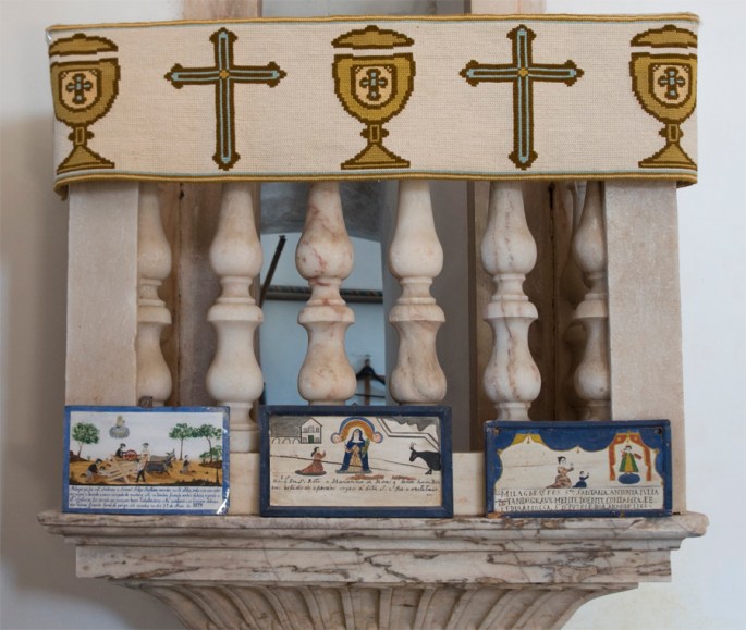 ex-votos no púlpito