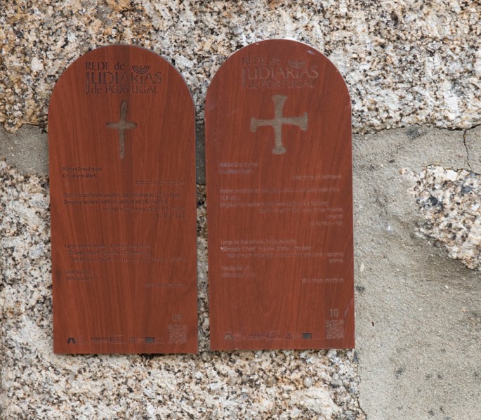 Cruciformes nas paredes das casas usadas por judeus