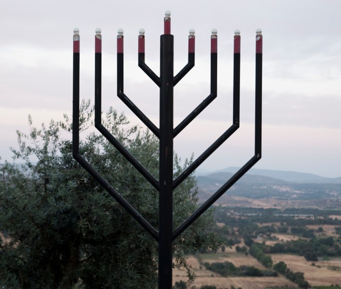 Símbolo judaico no jardim da Sinagoga