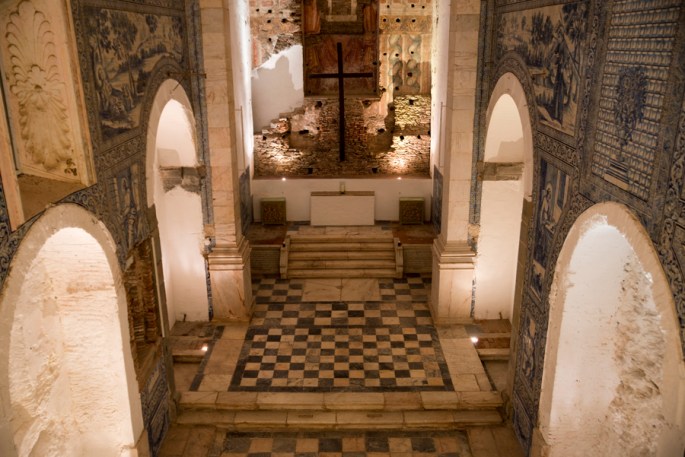 Igreja - painéis de azulejo cobrem as paredes