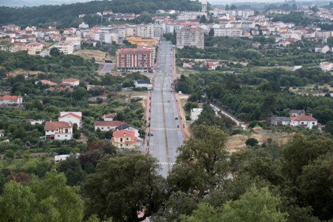 Av. N. Srª do Castelo - as ruinas ficam do lado direito, sensivelmente a meio da rua