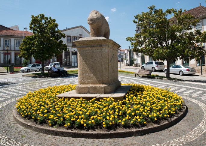 Largo com a estátua da Porca de Murça
