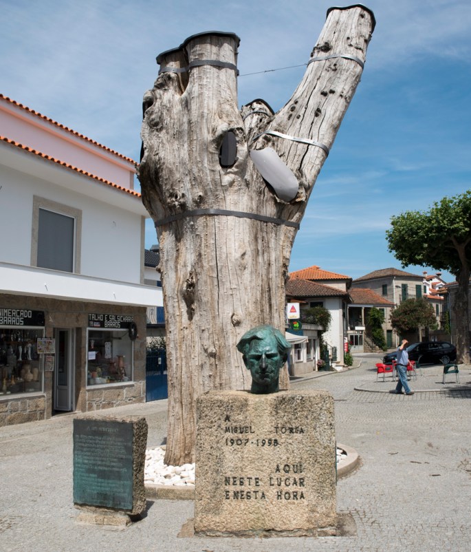 Homenagem em frente do Negrilho