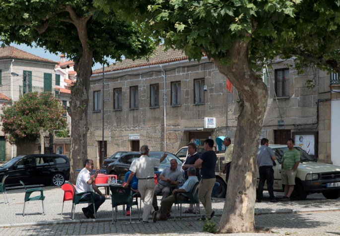 Populares no largo principal