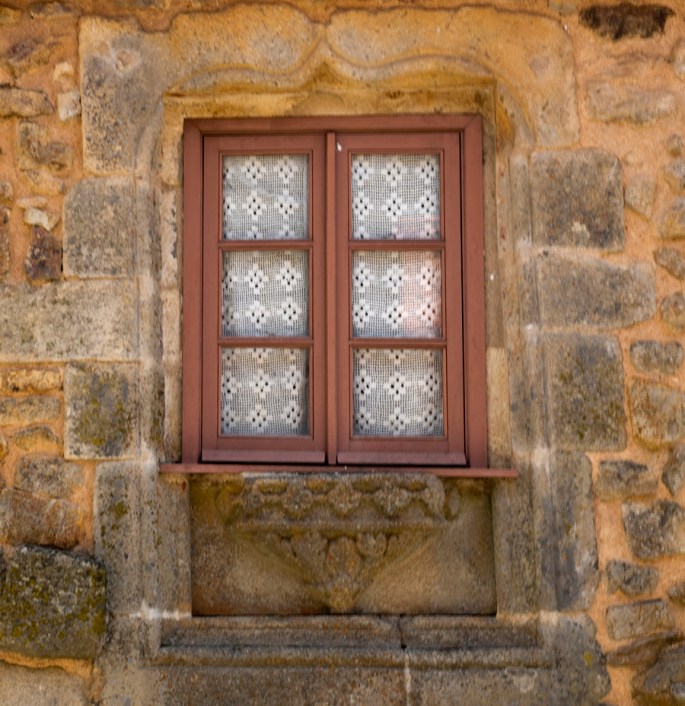 Janela manuelina na Rua da Cadeia