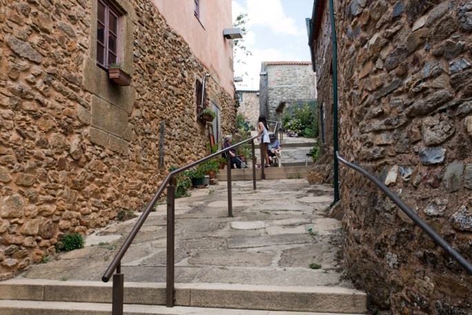 Rua com casas tradicionais e em bom estado