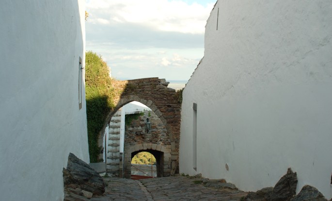 Ruas caiadas de branco