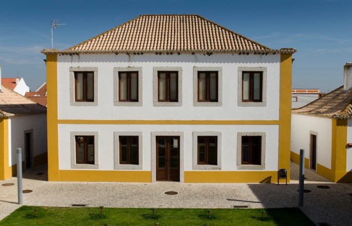 Pátio onde se realiza o voo livre das aves