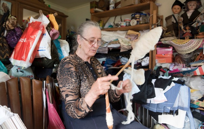 Celeste a fiar a lã na sua sala de costura