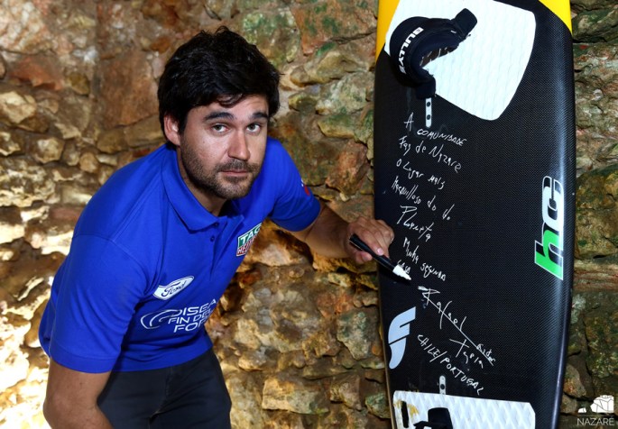 Rafael Tapia oferece prancha para o Mural do Surfista ©CM Nazaré