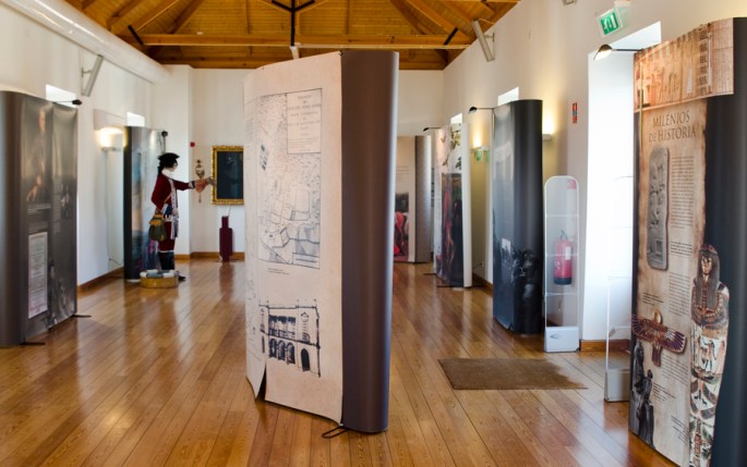 Pavilhão com dados históricos sobre a falcoaria