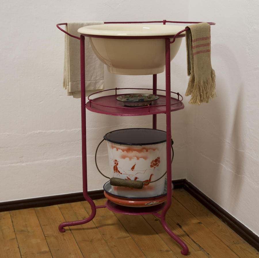 Lavatório que também está no quarto e de cor rosa velho