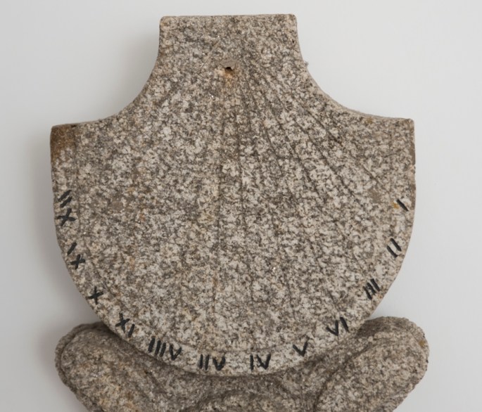 Relógio solar feito em pedra e em exibição no museu