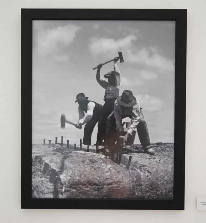 Colocação de cunhas para partir a pedra