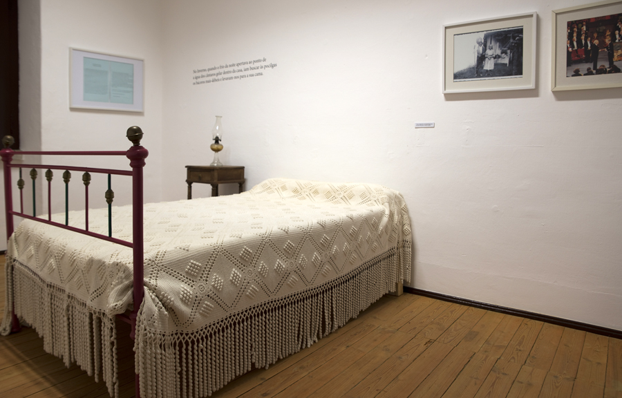 Cama dos avós. Falta a cabeceira que tinha sido levada para uma expoisção