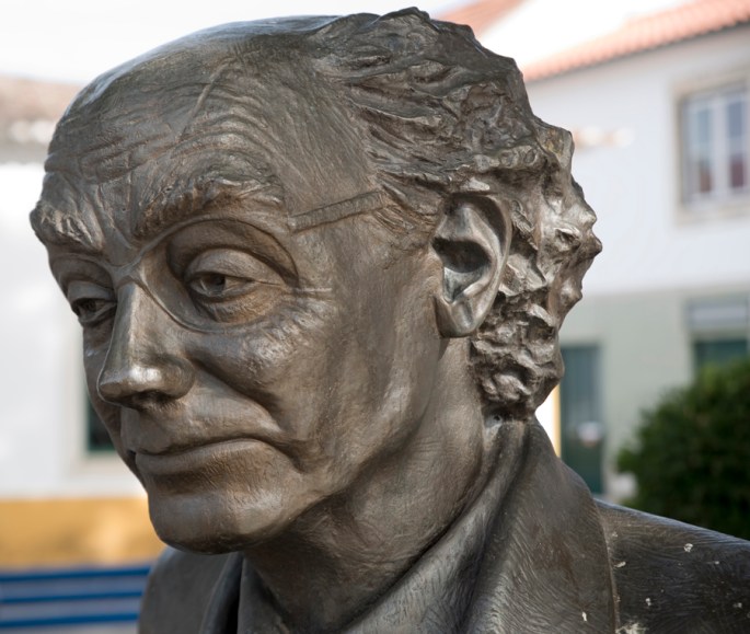 Estátua de Saramago