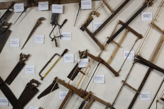 Instrumentos de derrar de carpintaria artesanal