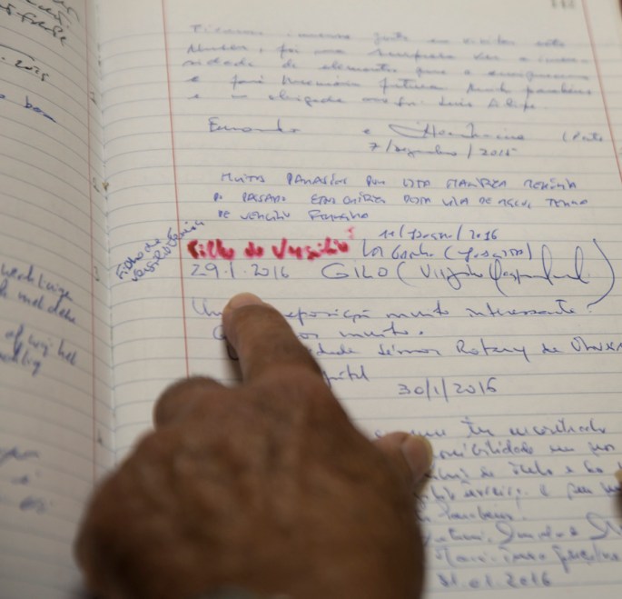 Luis Filipe mostra dedicatória de filho de Vergilio no Museu Etnológica