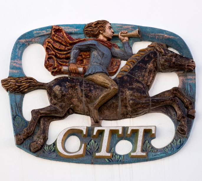 Logo dos CTT em cerâmica