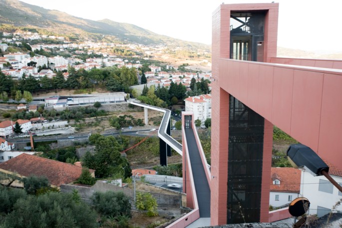 Os elevadores e a ponte