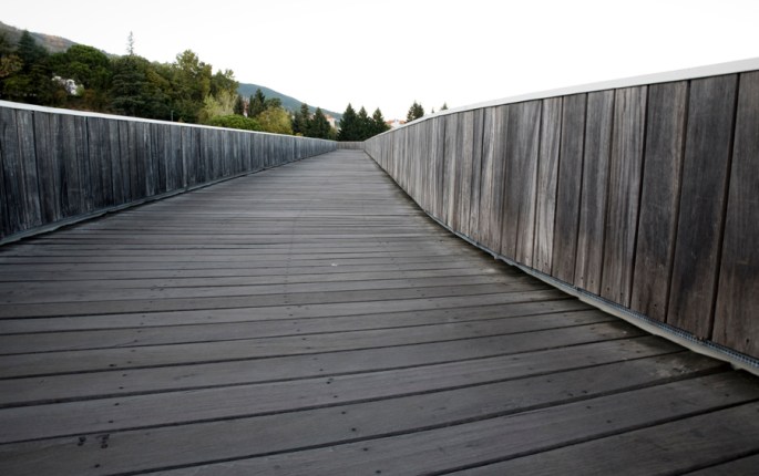 Revestimento de madeira no interior da ponte